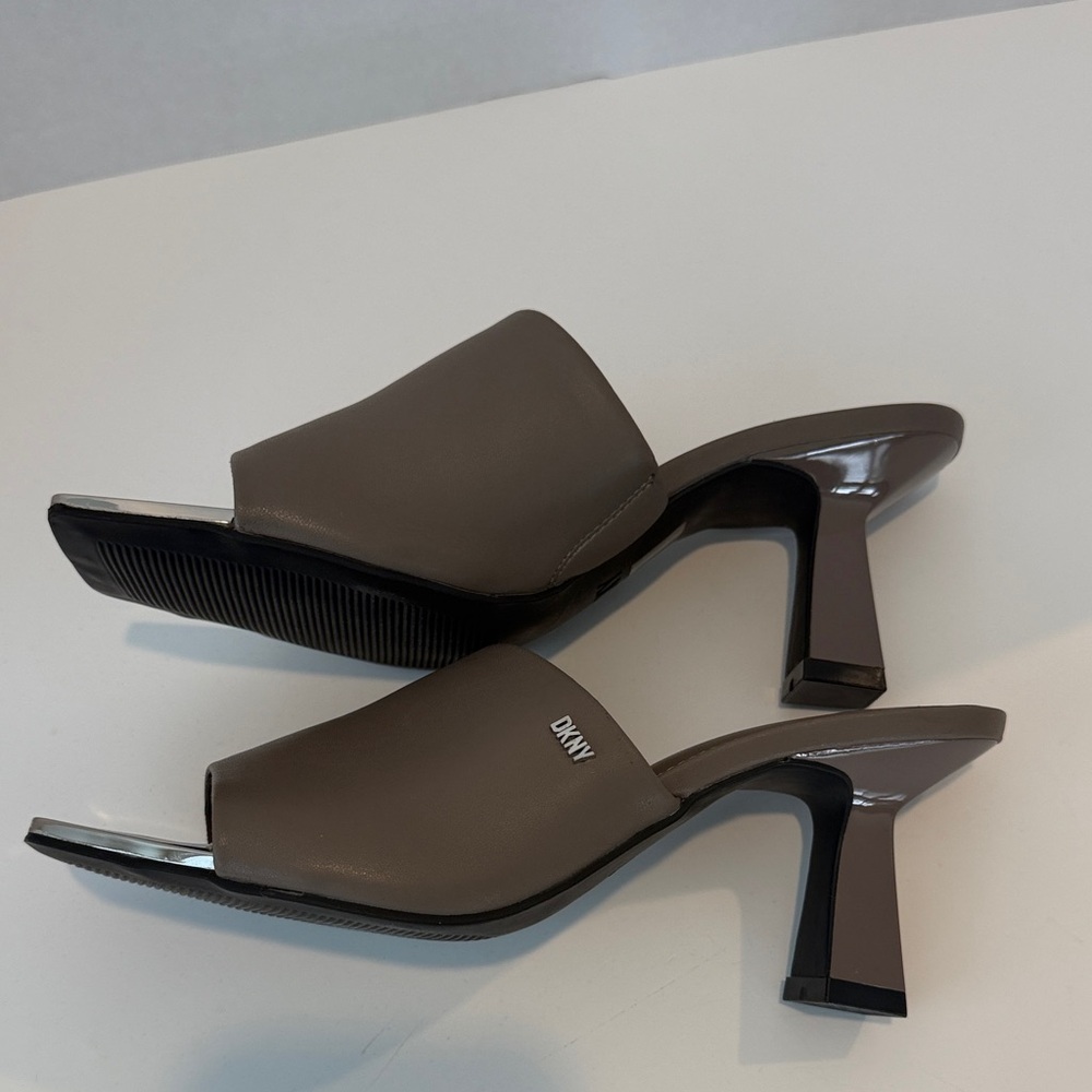 DKNY Women's Kailyn Taupe Ash Block 2.95” Heeled Mules Silver Accent New Size 8 - Picture 2 of 5